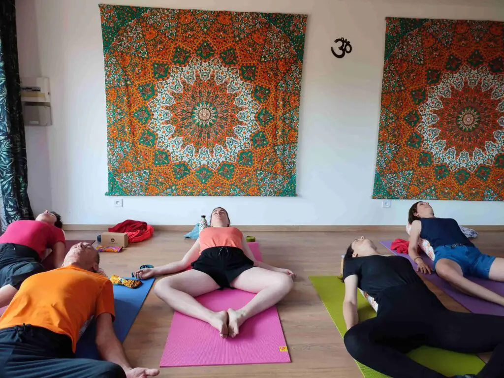 Relaxation sur bolster après une séance de yoga