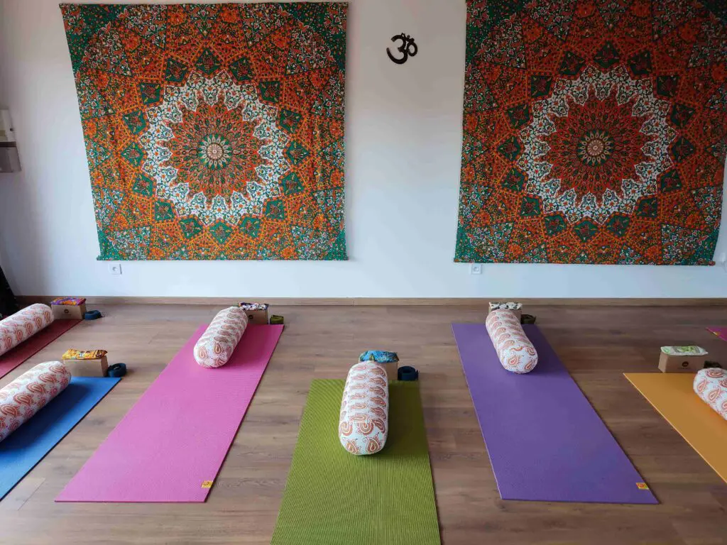 tapis de yoga multicolores lors d'une retraite au Magic Hill Retreat Center