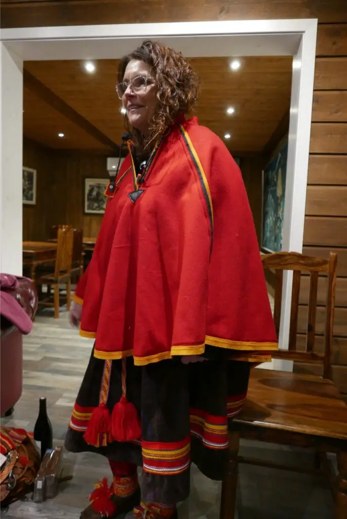 Tenue traditionnelle SAMI portée par Lena GREUS chamane SAMI