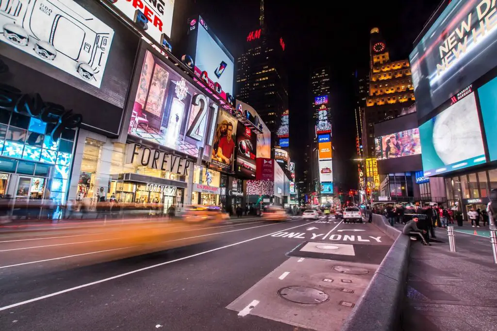 Times Square et ses écrans géants 24h/24