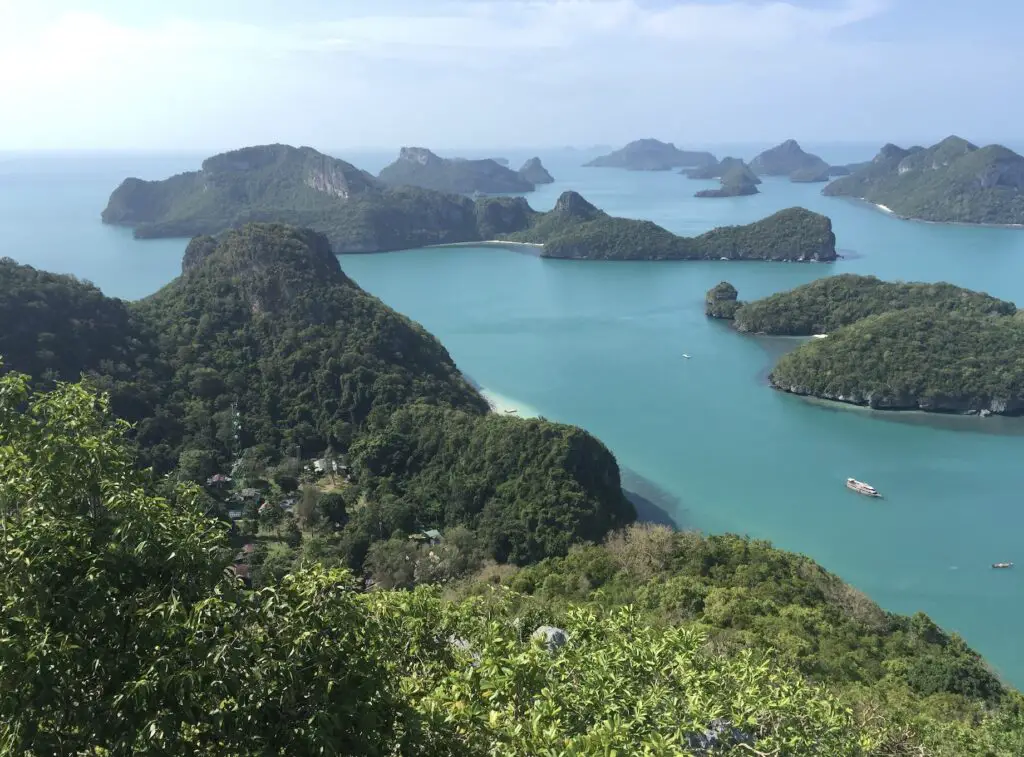 vue en haut de l'ile de Koh Wa Talap sur le parc marin d'Ang Thong dans le golfe de Thailande