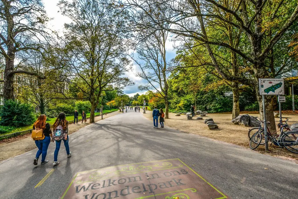 Amsterdam ville incontournable avec le parc de Vondelpark jpg