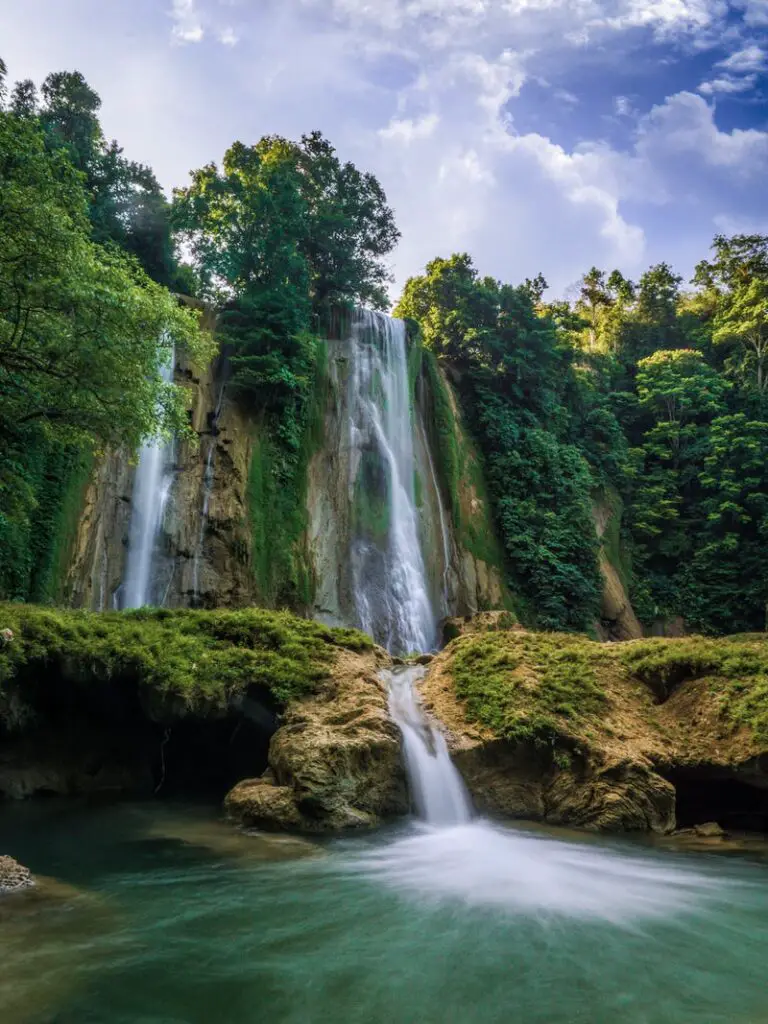 cascade dans le nord de la thailande luxuriante