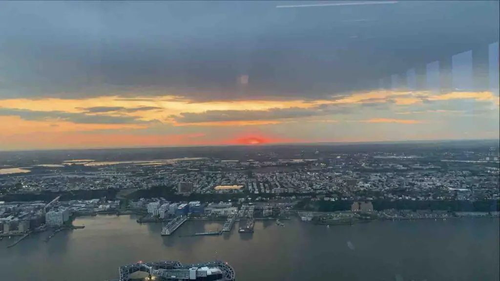 Coucher de soleil en haut du The Edge de NYC