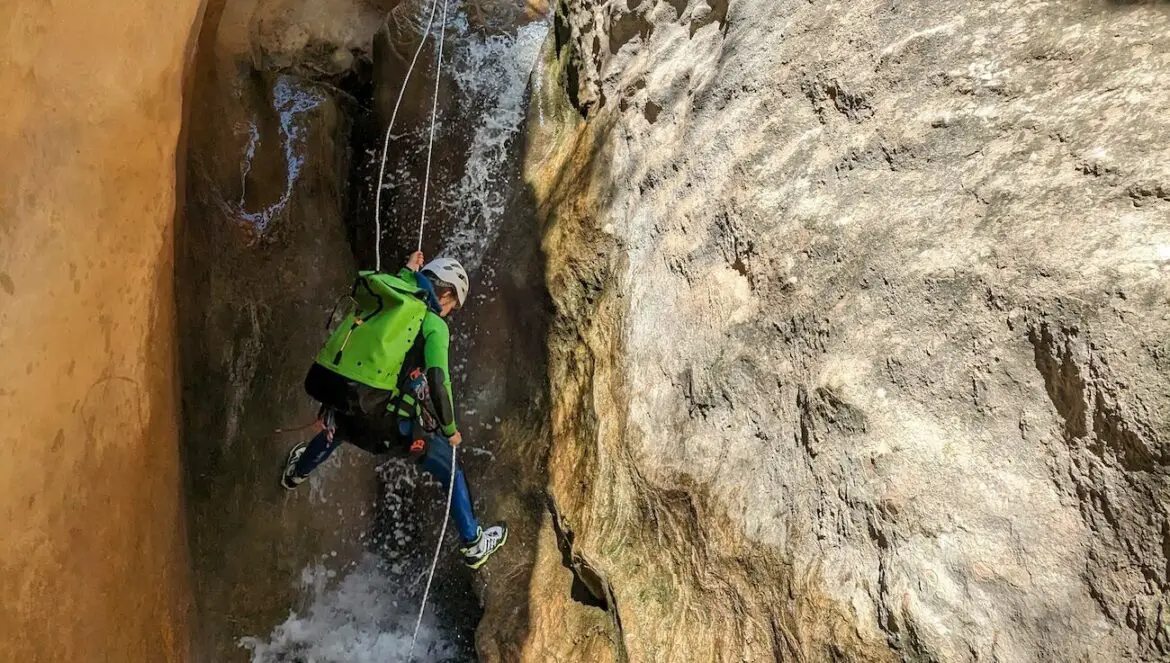 Descente d'un canyon en rappel avec Max & Lola guide de Canyoning