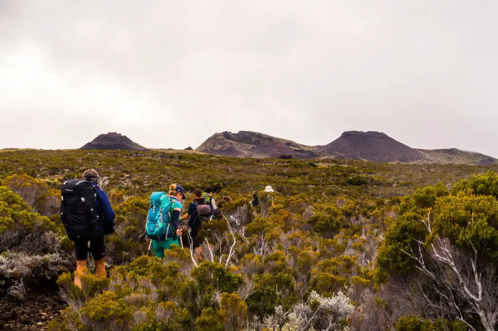 randonneurs sur le volcan du piton de la fournaise