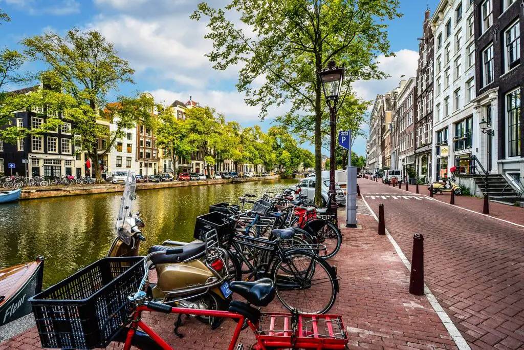 Faire du vélo à Amsterdam dans une ville incontournable