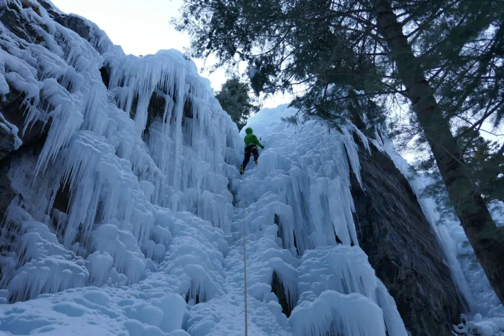 Grimpe sur une cascade de glace dans le Colorado