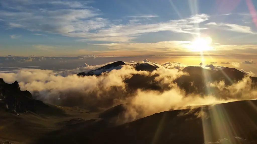 Lever du soleil depuis le volcan Haleakala à Hawaï