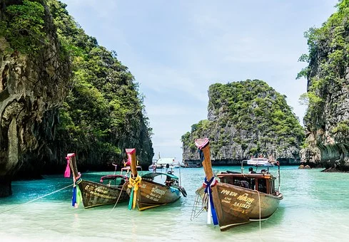 plage avec bateaux traditionnel en Thailande