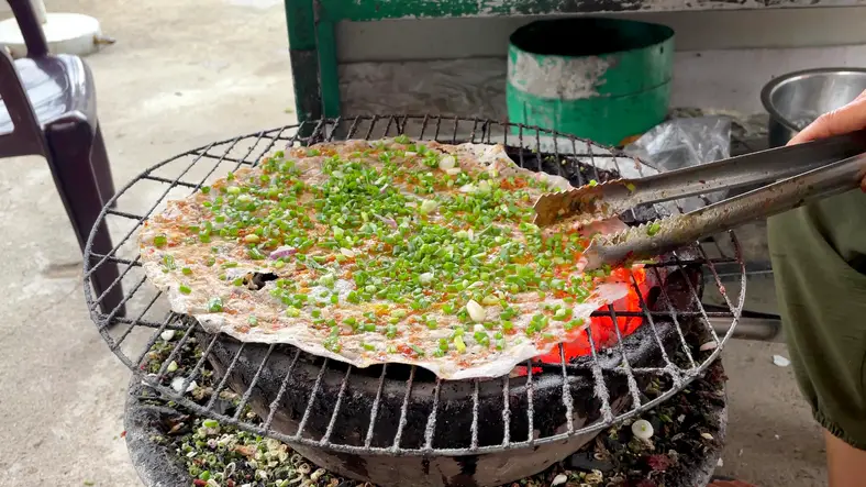 Repas béninois Cuisson d'un papier de riz