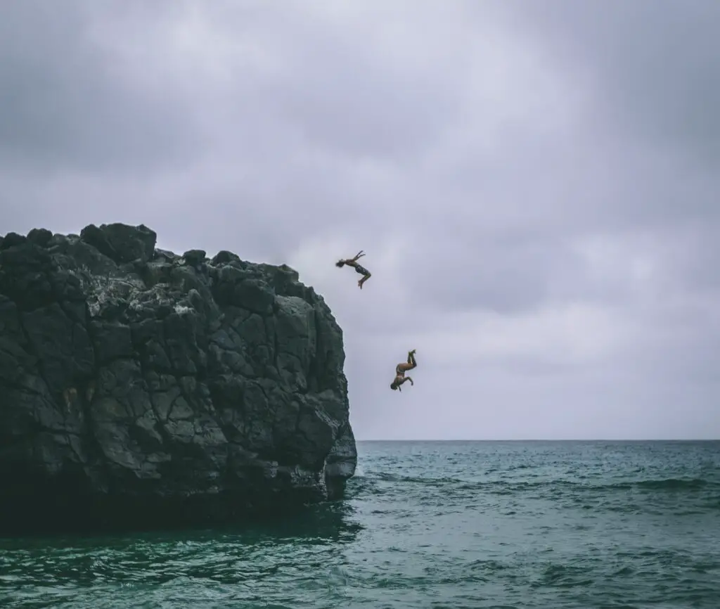 Saut de falaise à Hawaï, activité outdoor phare de l'île