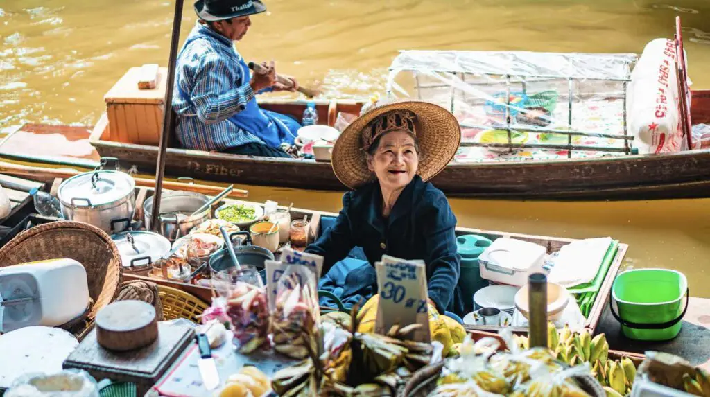 street food flottant à bangkok en thailande