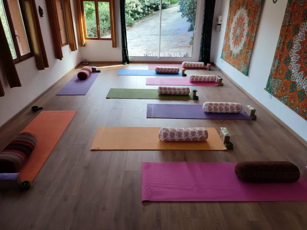 Bolsters sur tapis de yoga lors d'un stage dans le Caroux