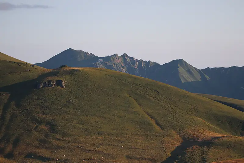 Camping dans les montagnes d'Auvergne