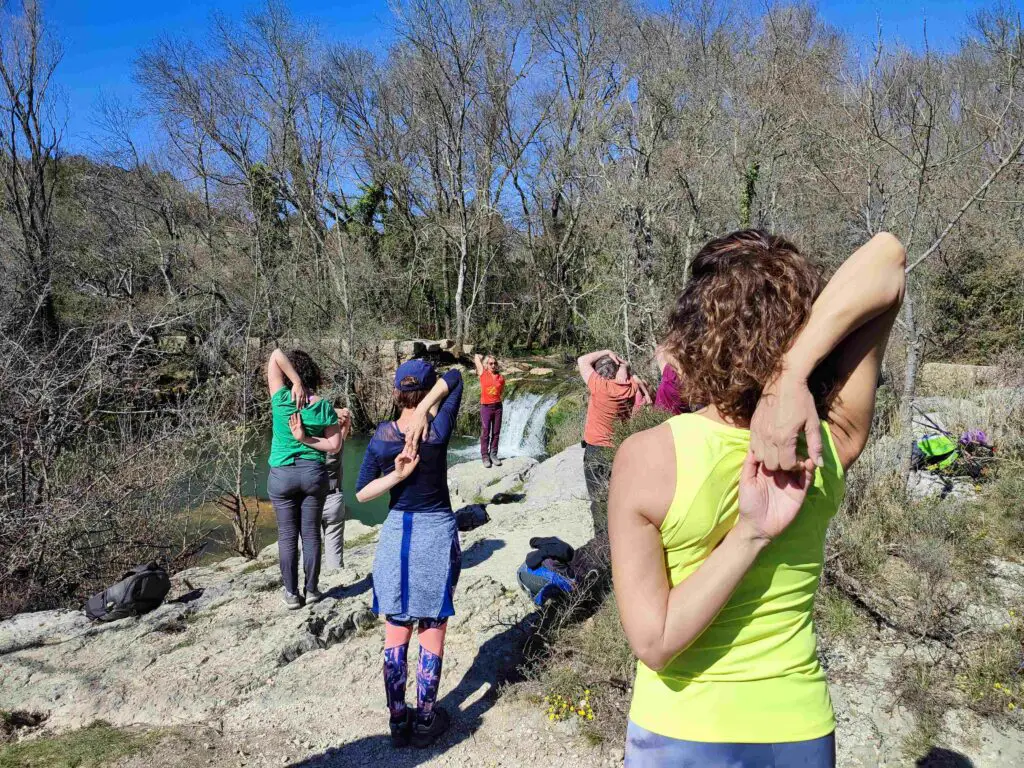 Etirements yoga après la randonnée