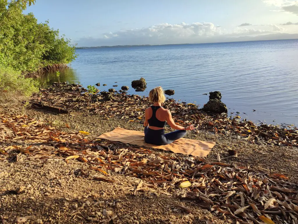 Méditation et relaxation au bord d'un lac