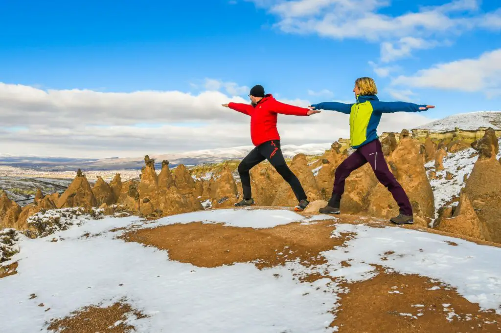 Posture de yoga Guerrier 2 en Cappadoce