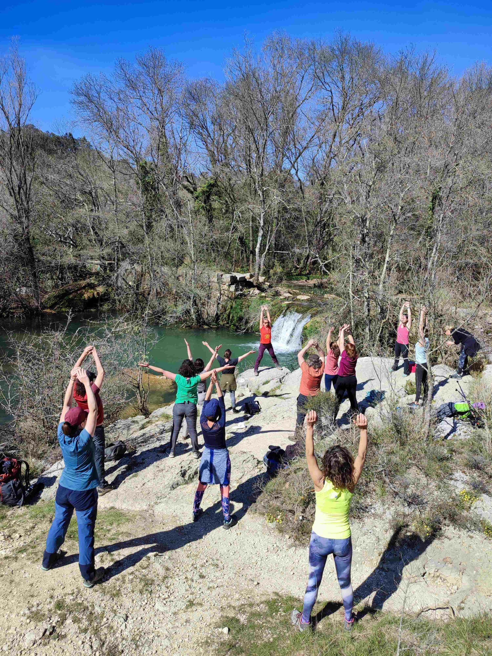 Yoga au bord d'une rivière autour du Pic Saint-loup