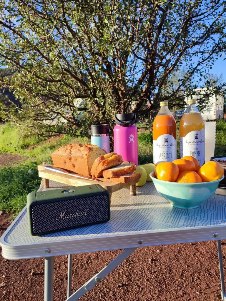 accueil en musique avec l'enceinte Marshall à une sortie rando et yoga au lac du salagou