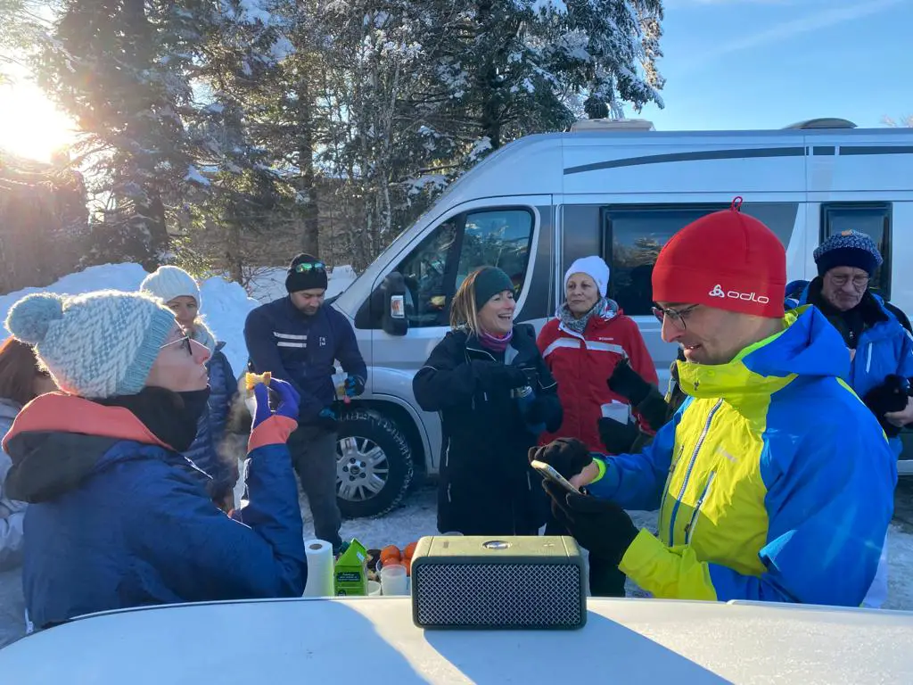 Ambiance DJ avec l'enceinte portable IPX7 Marshall sur le parking du Mont Aigoual en plein hiver