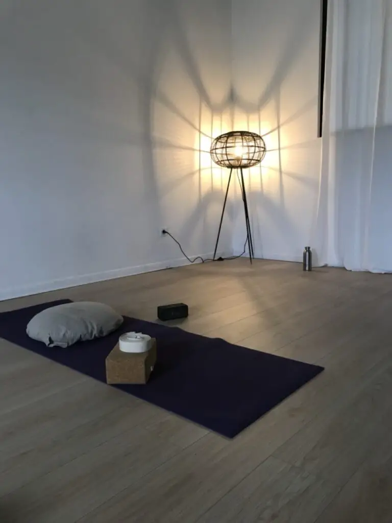 cours de yoga avec méditation accompagné par une musique douce sortant de l'enceinte portable Marshall