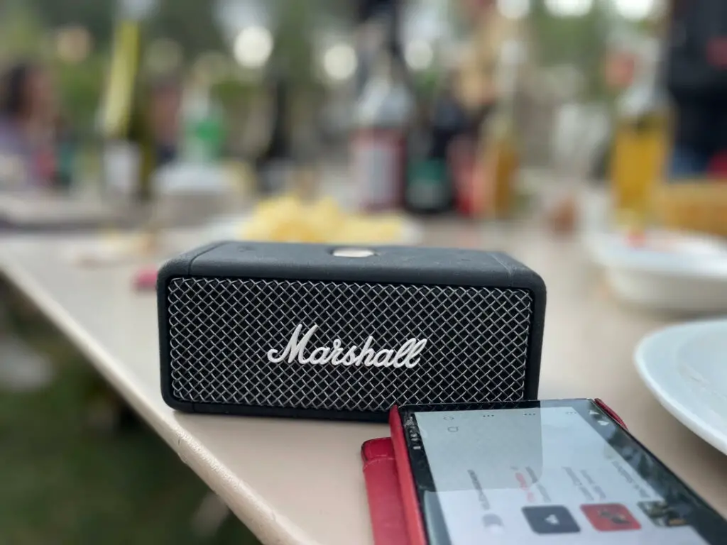 Enceinte emberton Marshall en soirée