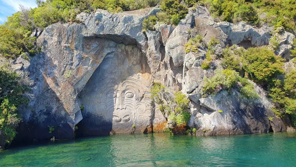 Maori Carving Rock kayak Taupo Nouvelle-Zélande