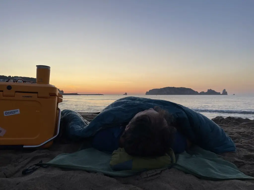 nuit sur la plage avec le sac de couchage traveller de sea to summit