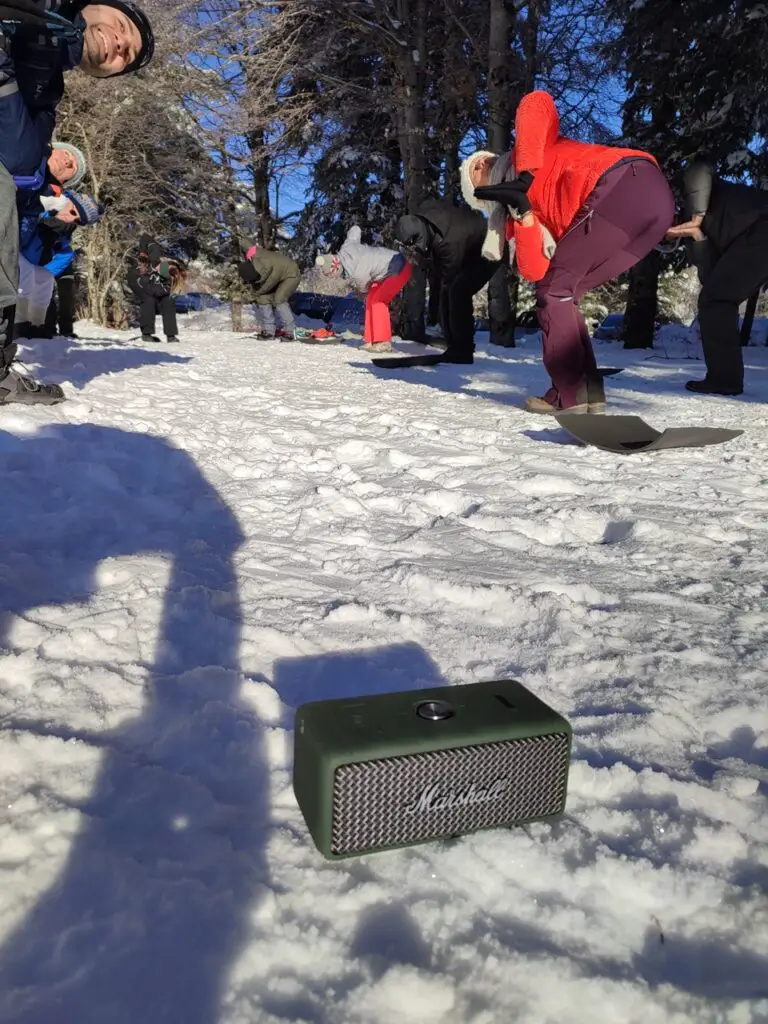 Raquettes à neige et yoga avec l'enceinte Marshall Emberton