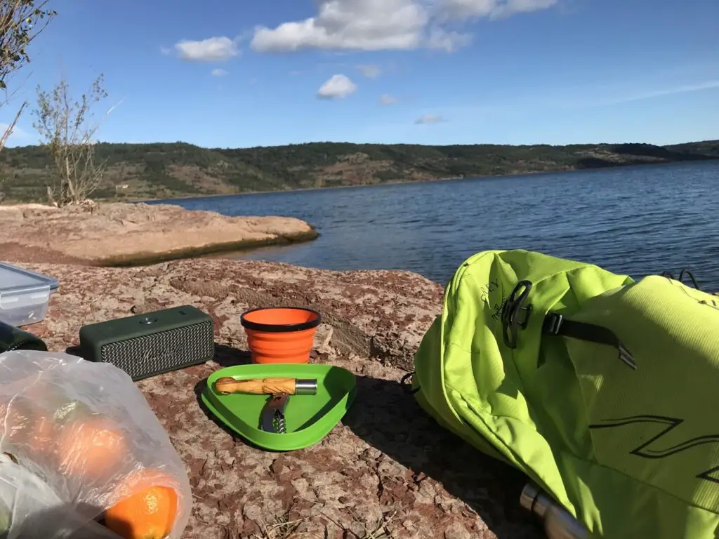 Sortie rando et yoga au lac du salagou et l'enceinte Marshall