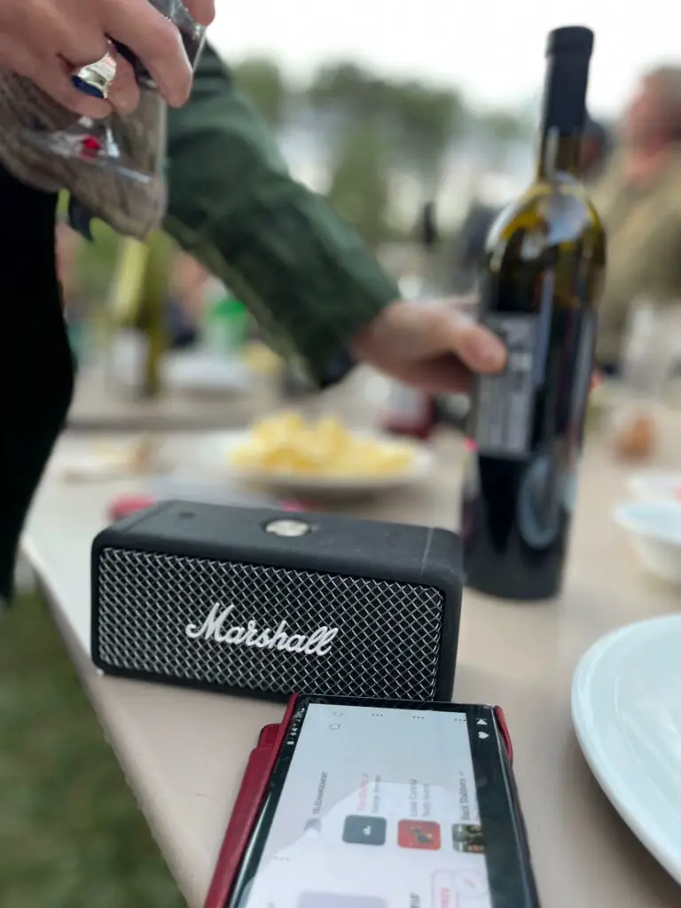 Test de l'enceinte emberton Marshall pour un apéro entre amis