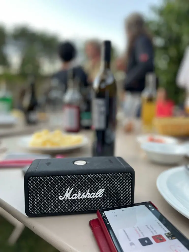 Test de l'enceinte emberton Marshall pour un brunch entre amis