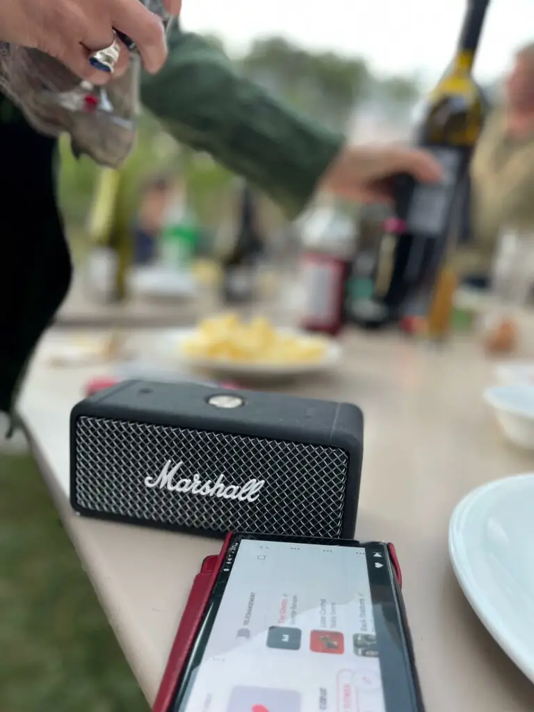 Test de l'enceinte emberton Marshall pour une soirée entre amis