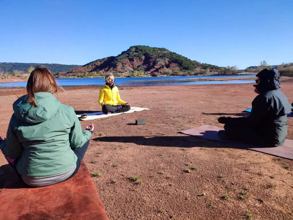 Yoga sur une plage au lac du salgou avec une ambiance musicale grace à l'enceinte connectée Marshall