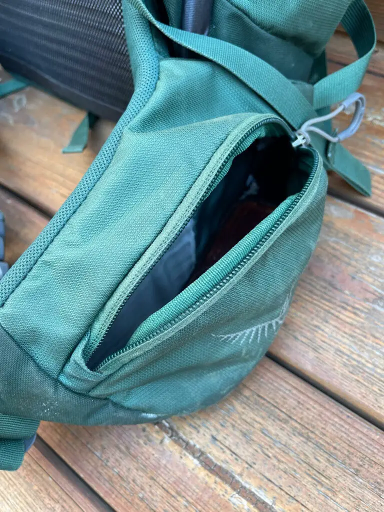 Poches de rangements dans la ceinture du sac osprey