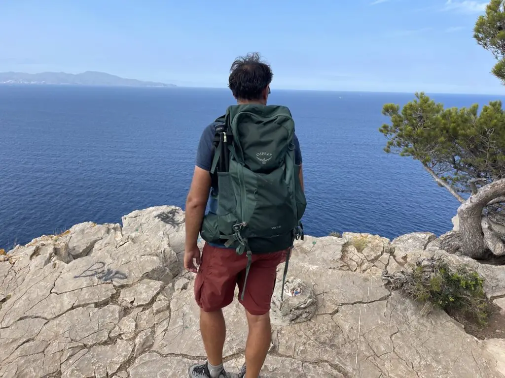 Randonnée avec le sac Volt 45 Osprey sur la costa brava