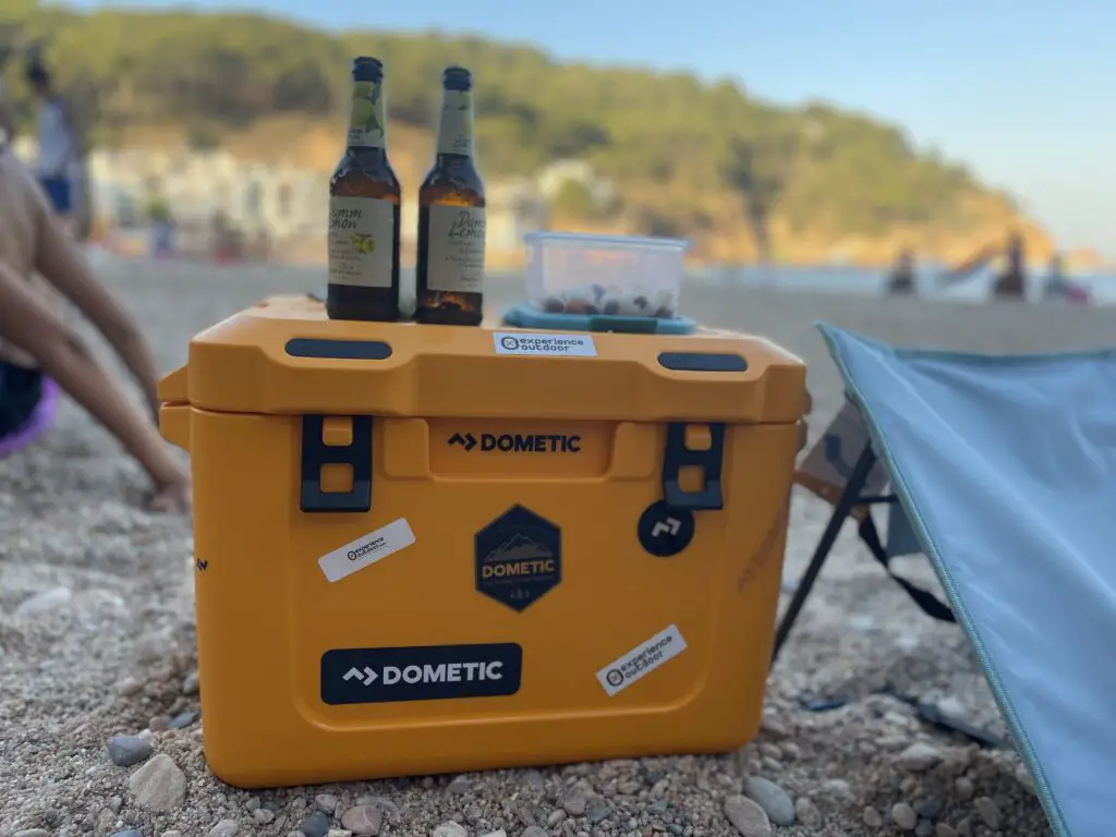 Apéro frais sur la plage en costa brava après une superbe randonnée