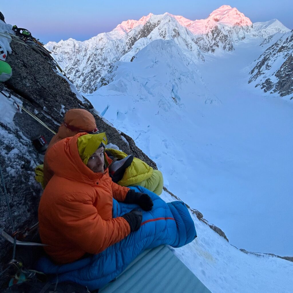 Bivouac hivernal avec une grosse doudoune RAB