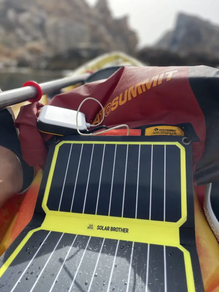 chargeur solaire et powerbank SOLAR BROTHER testé sur une sortie kayal de mer en espagne