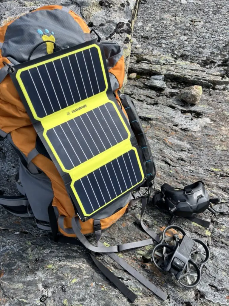 chargeur solaire pour recharger les batteries d'un drone dvi en norvège