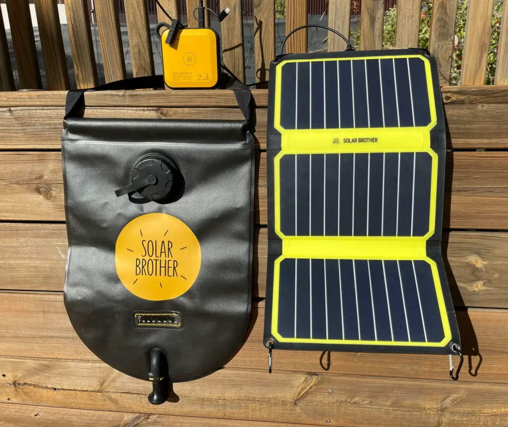 Chargeur solaire, powerbank et douche solaire SOLAR BROTHER