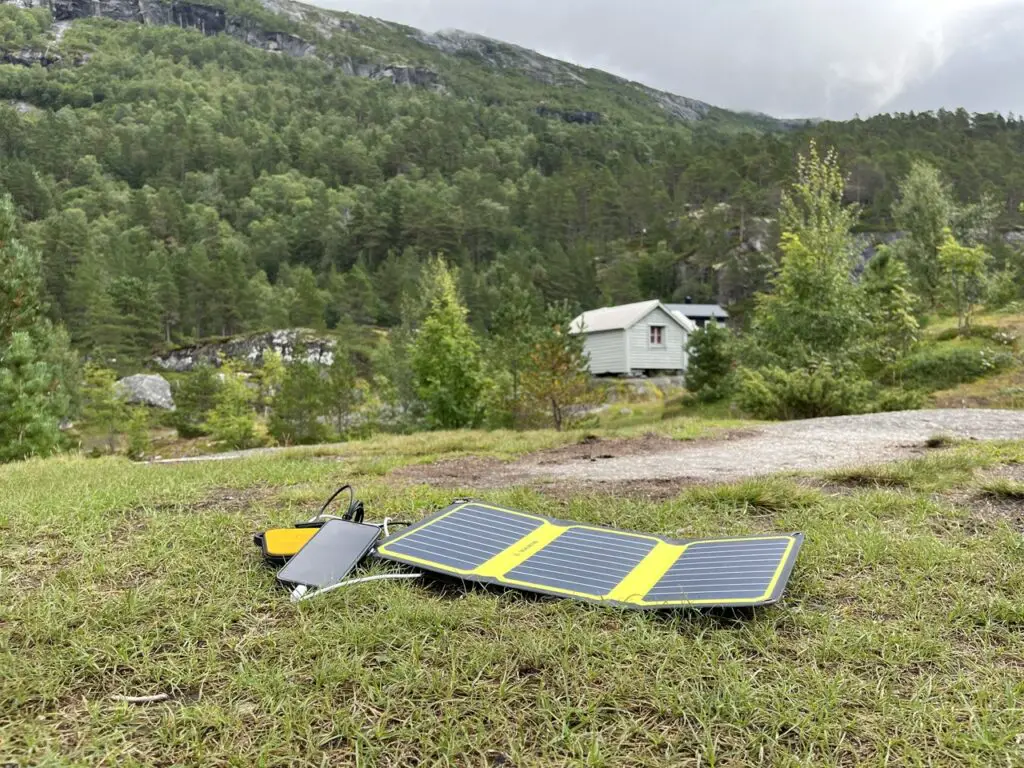 comment recharger son téléphone portable iphone apple sur un trekking en Norvège