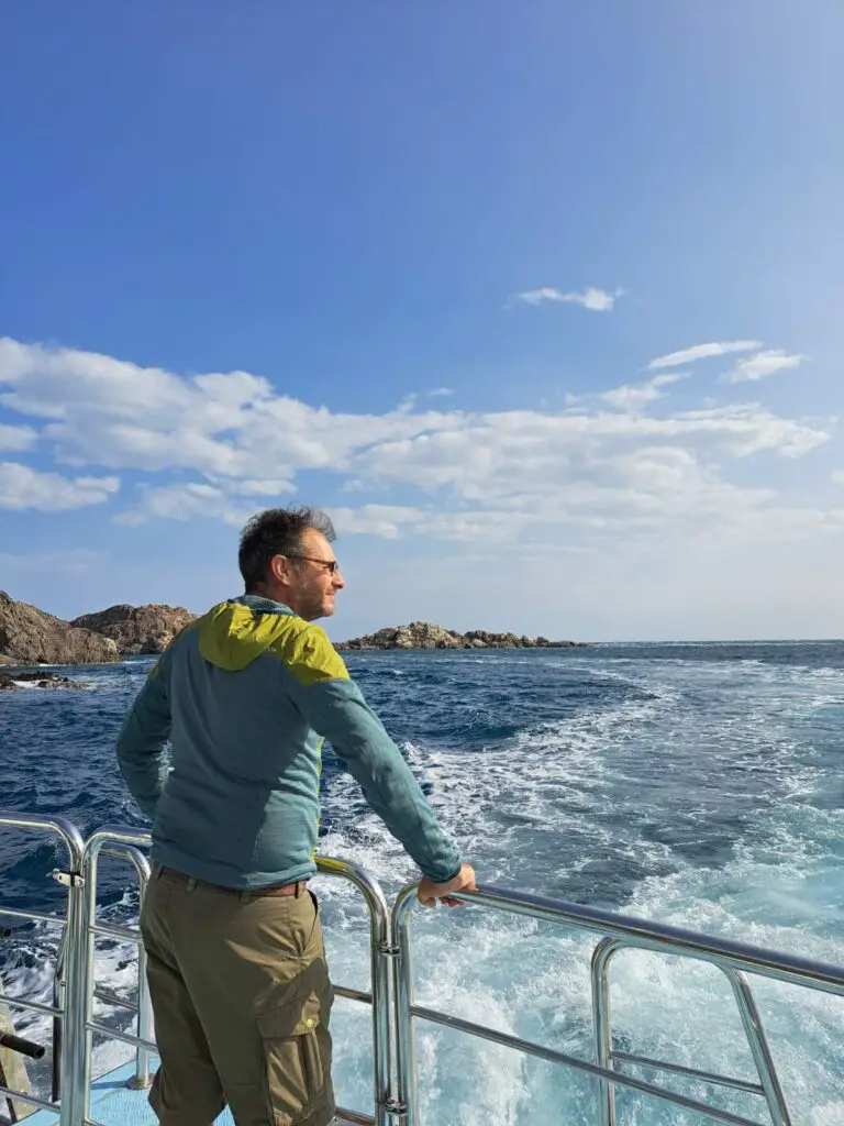 contempler la mer pendant une croisière au cap de Creus près de Cadaquès