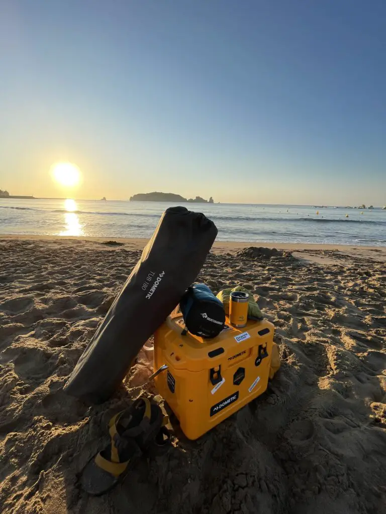 Equipement DOMETIC Outdoor pour admirer le levé de soleil en costa brava