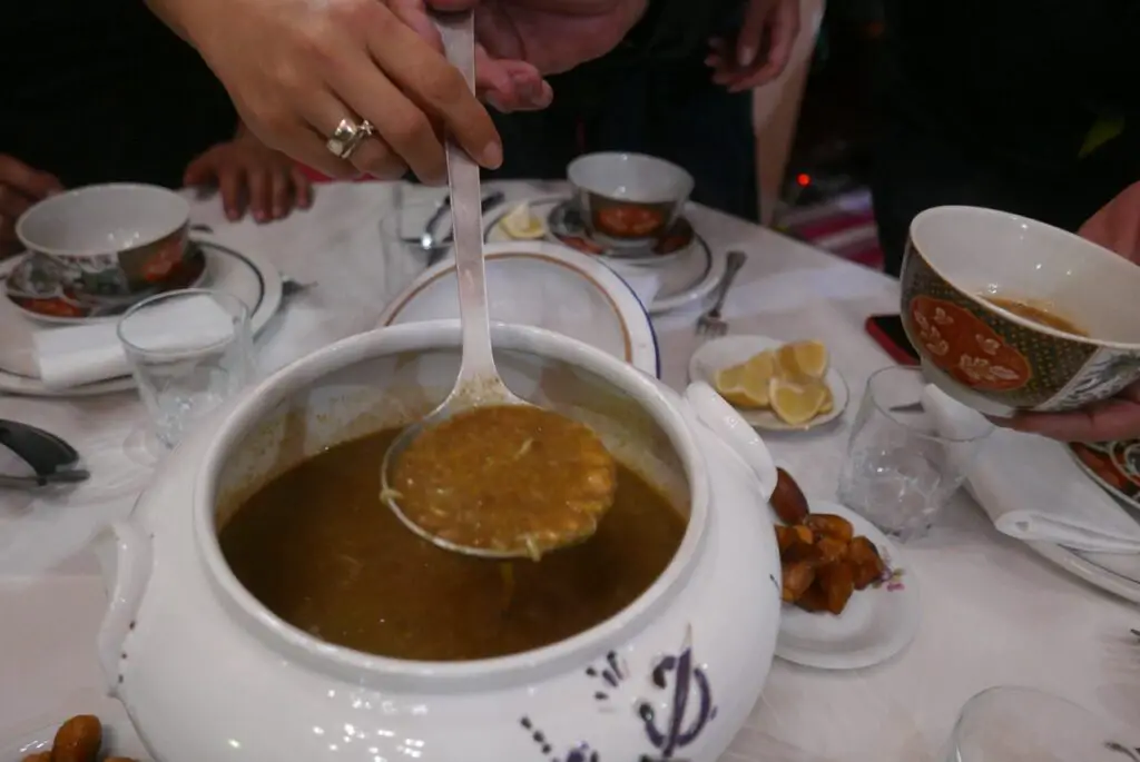 Harira ou soupe marocaine à base de tomates, lentilles