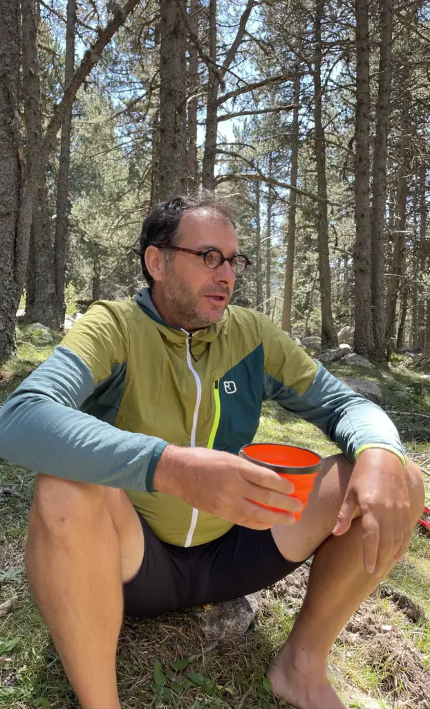 Heure du pique nique dans les pyrénées espagnoles après un toumo dans une rivière froide des montagnes