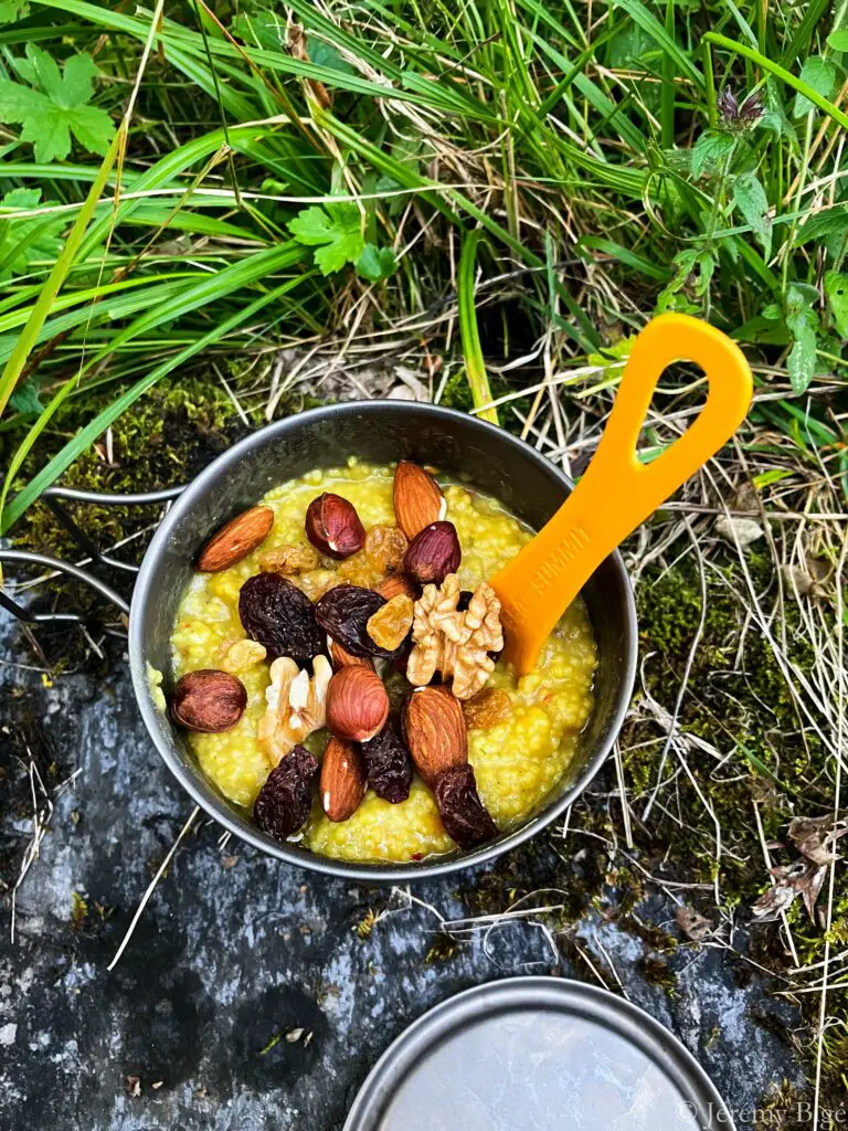 Semoule à l'huile d'olive et aux noix, cuisiné au réchaud.