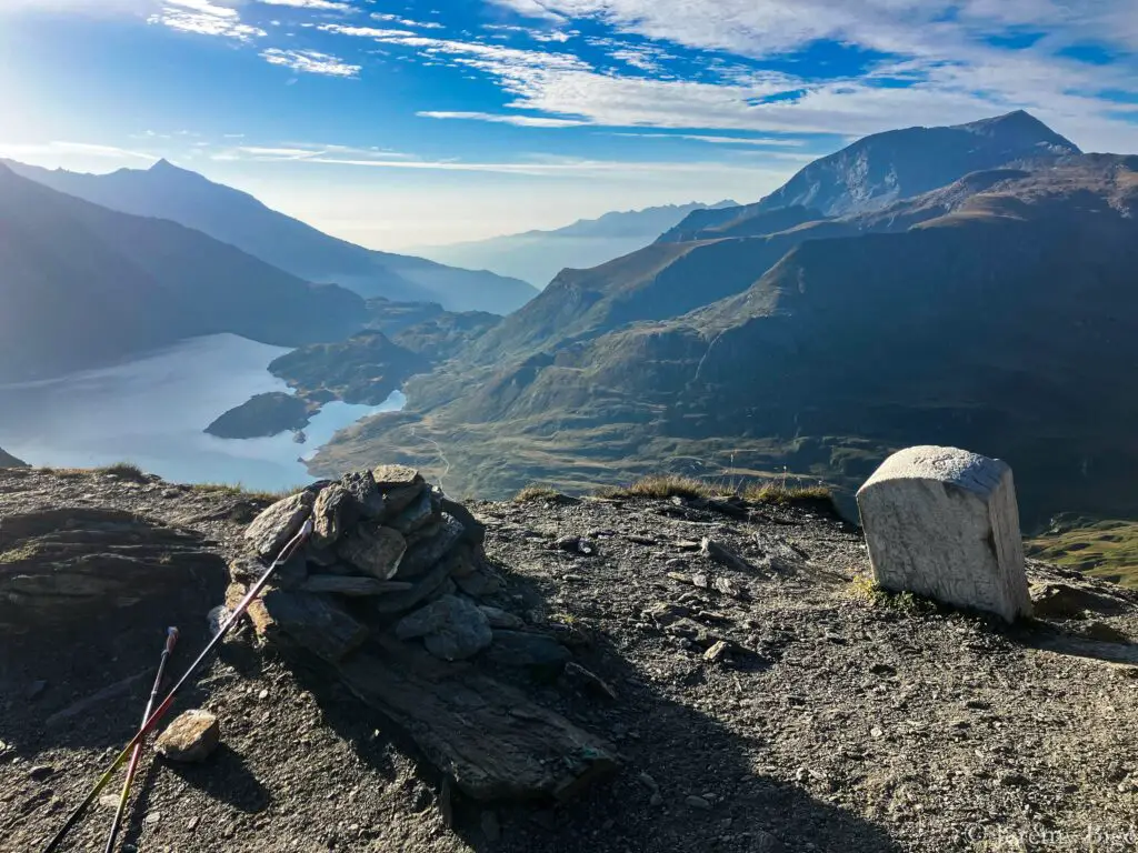 Pas de la Beccia (2717m) avec vue sur le lac du Mont Cenis.