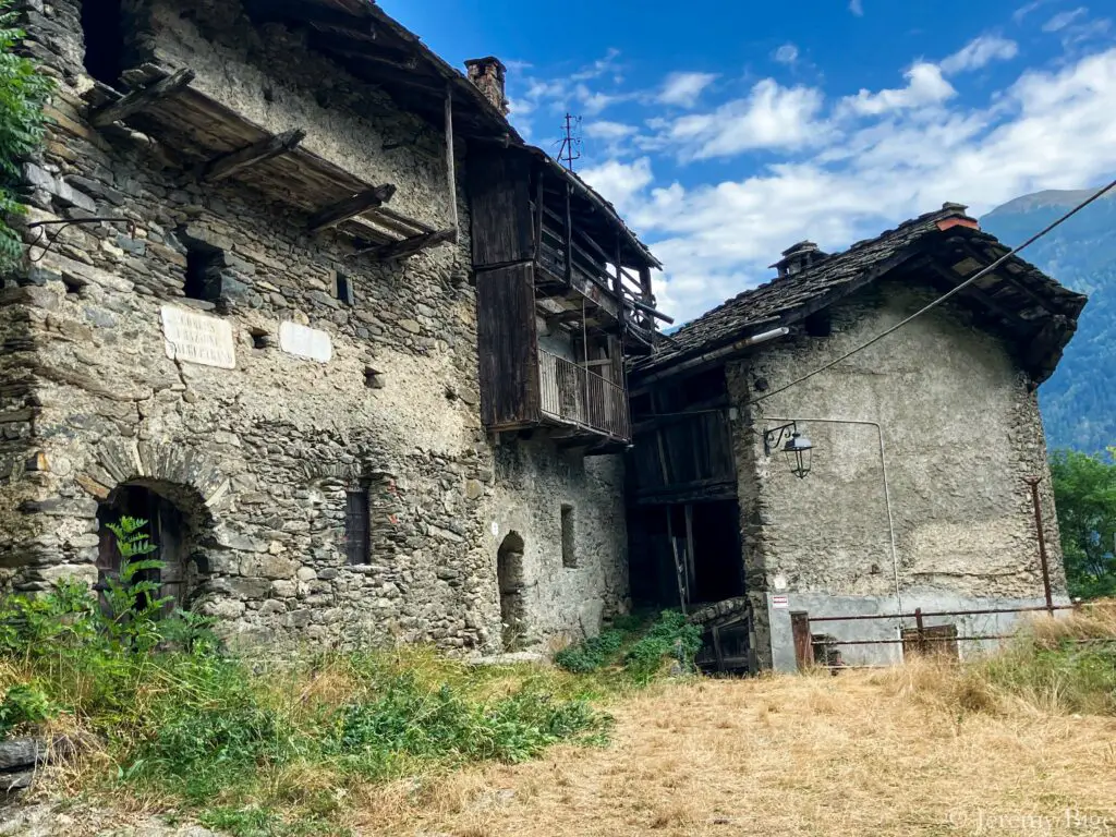 Hameau des Combes durant la Trans'Alpes.